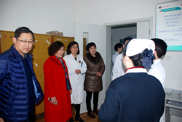 新年伊始，院領(lǐng)導(dǎo)向醫(yī)院一線員工拜年！